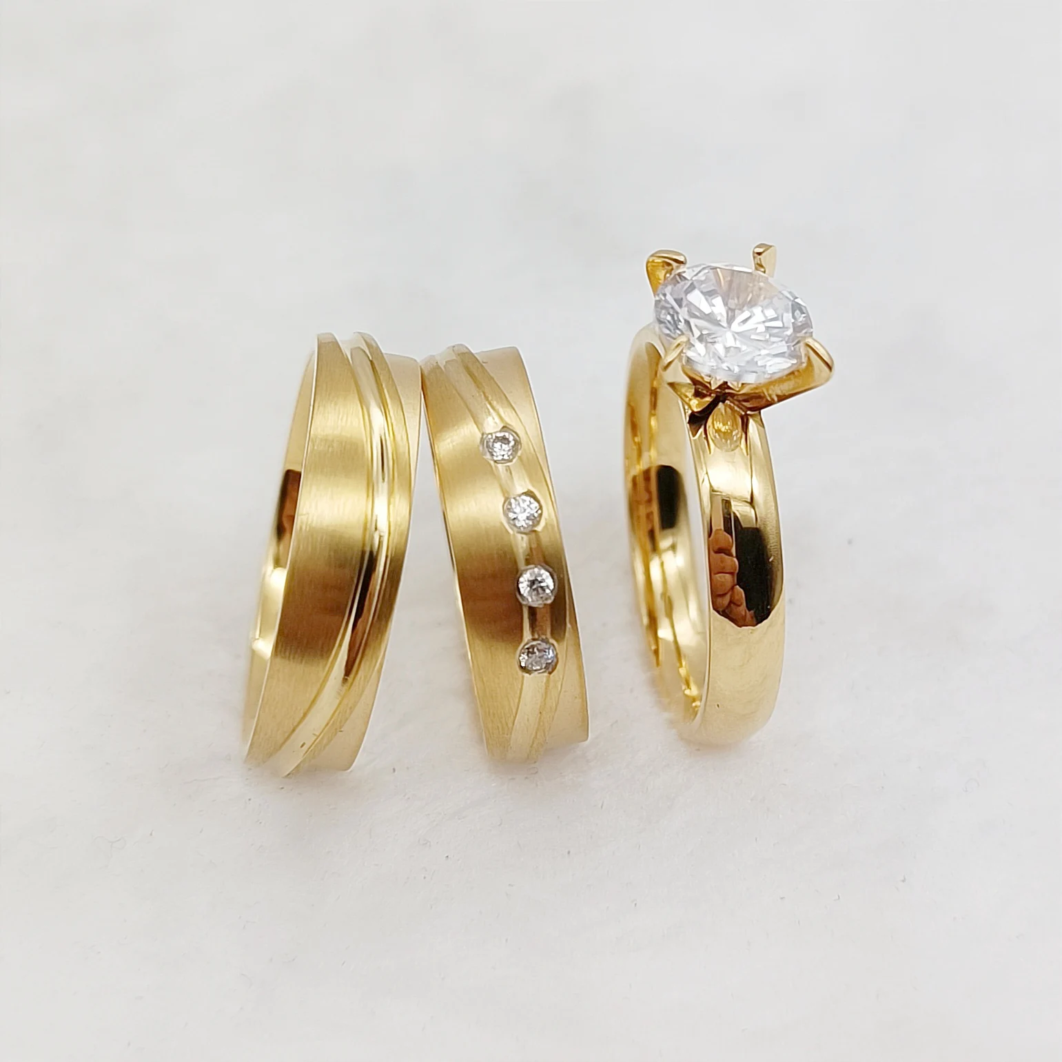 

Многослойные кольца для его и ее свадьбы, наборы обручальных колец для пар, покрытое 24-каратным золотом, титановое ювелирное изделие, оптова...