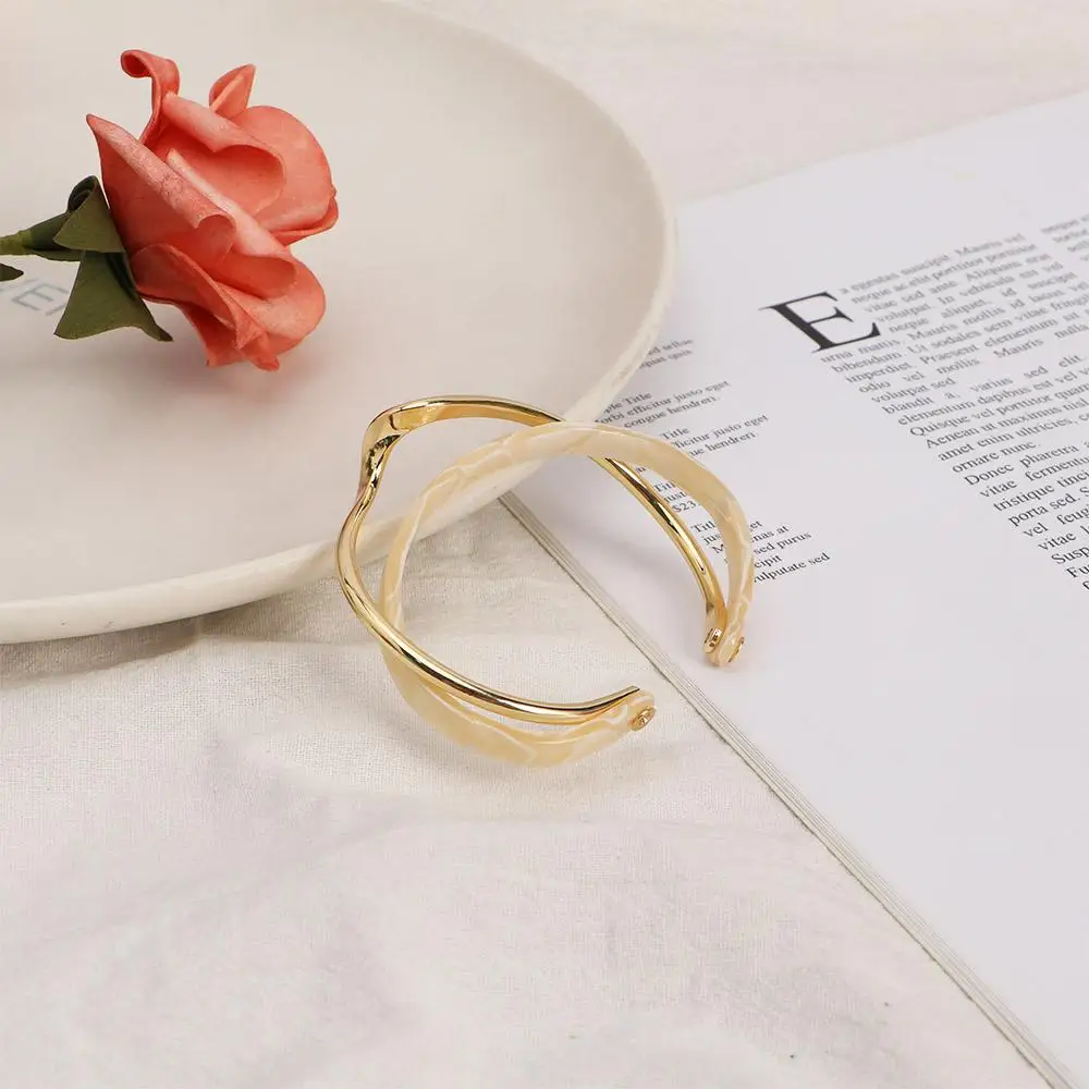 

Luxury Women Copper Geometry White Shell Plate Curved Bracelet Irregular Bangles