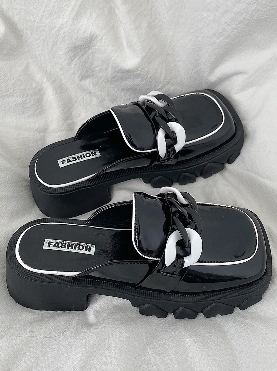 

Сланцы женские на платформе и квадратном каблуке, роскошные шлепанцы с цепочкой из искусственной кожи, резиновая обувь, лето 2022