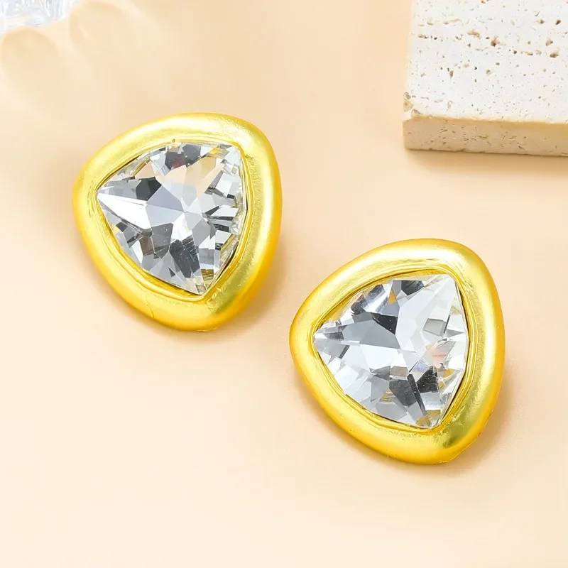 Женские серьги-гвоздики с геометрическим рисунком