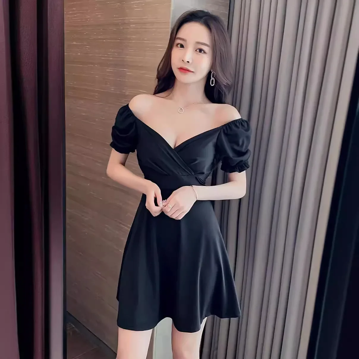 Сексуальное платье с глубоким вырезом и открытой спиной барное для похудения