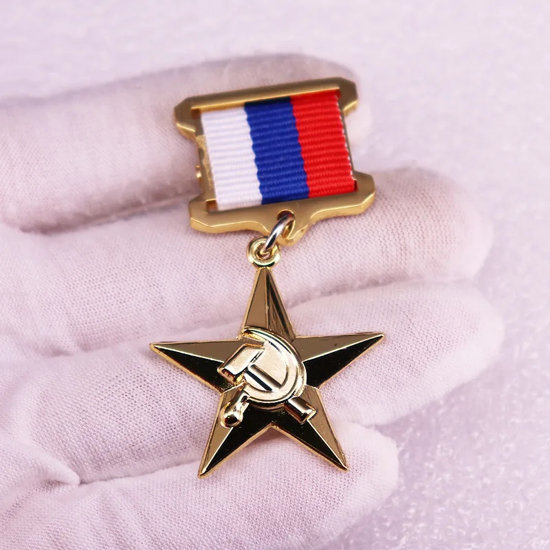 Значок-брошь с эмблемой Российской Федерации