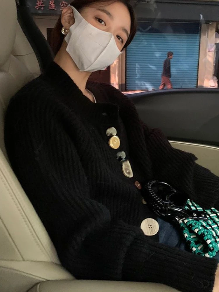 Нежный кардиган Korobov с круглым вырезом короткий топ асимметричными пуговицами