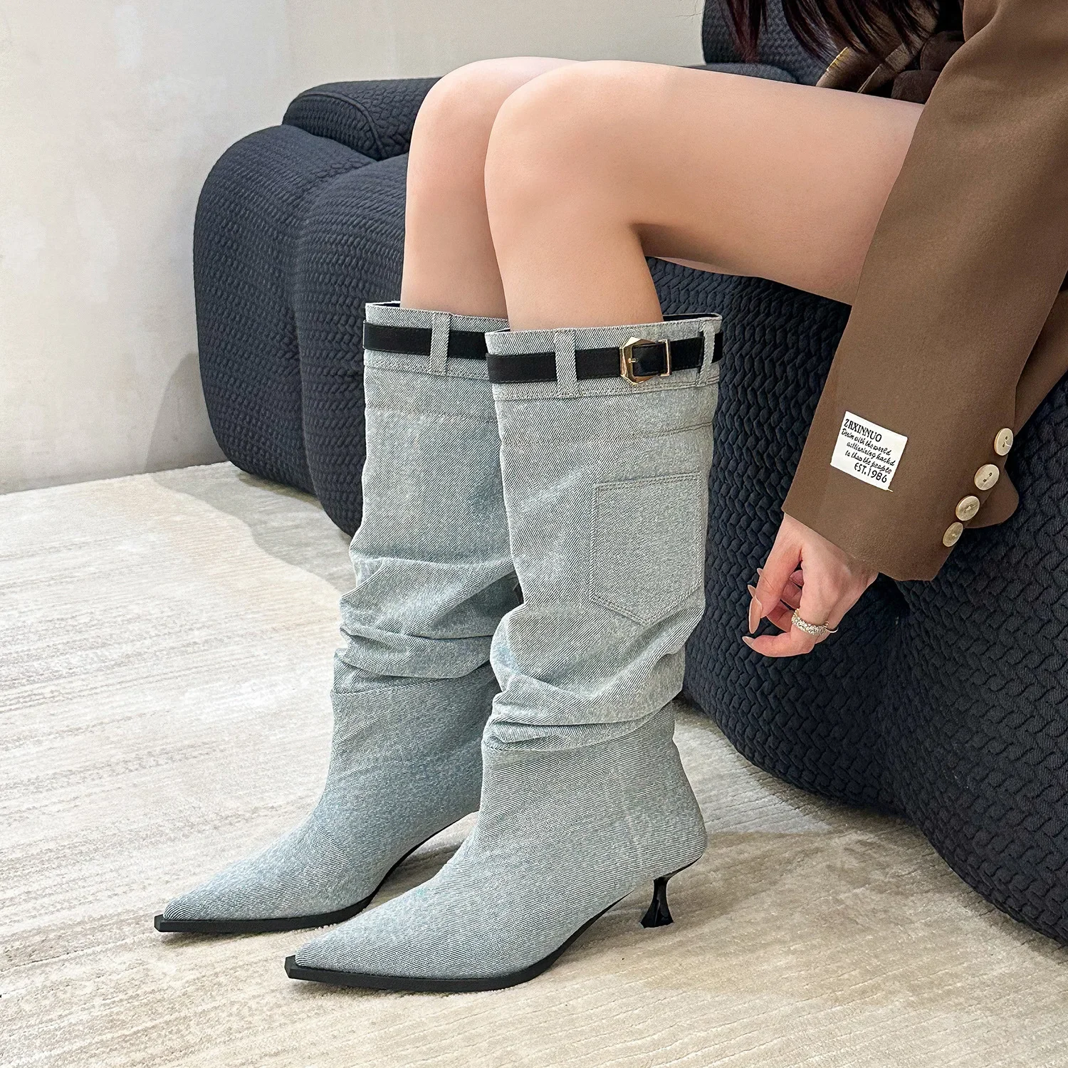 Женские джинсовые ботинки с острым носком на ремешке без застежки