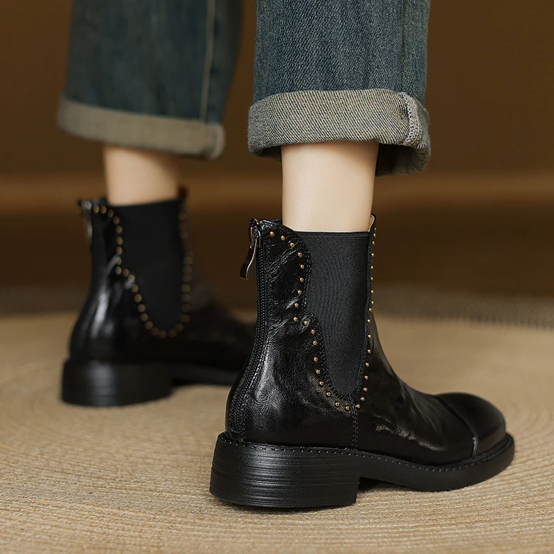Женские ботильоны из овчины с круглым носком и заклепками обувь молнией сзади