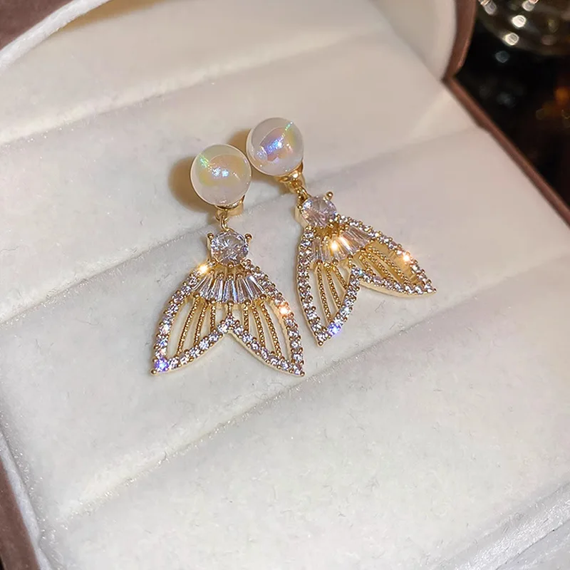 Серьги-гвоздики с жемчугом в виде русалки