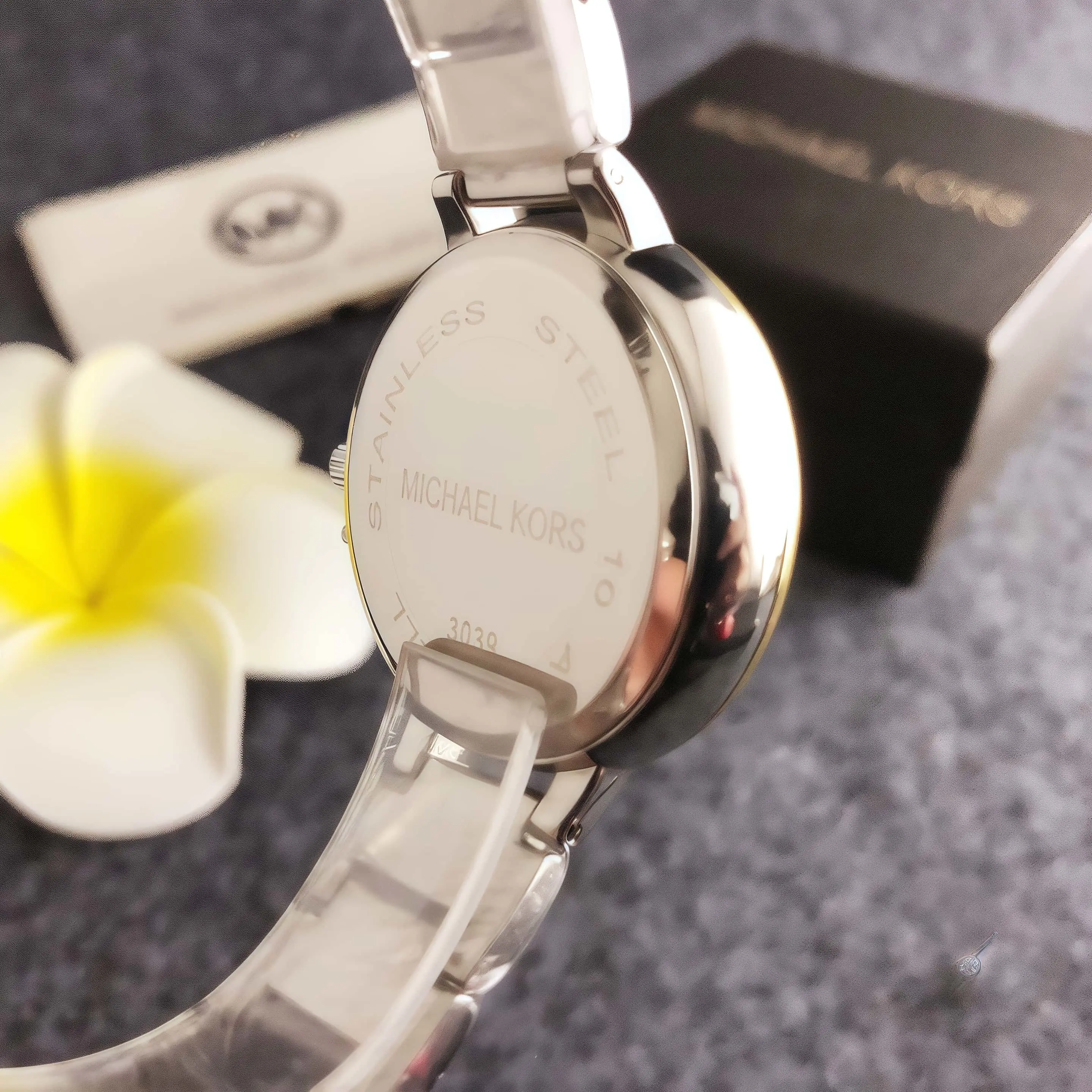 Фото Элитные женские кварцевые часы Michael Kors с бриллиантами, модные минималистичные, с большим циферблатом, деловые, из сплава, наручные, подарок для женщин №4