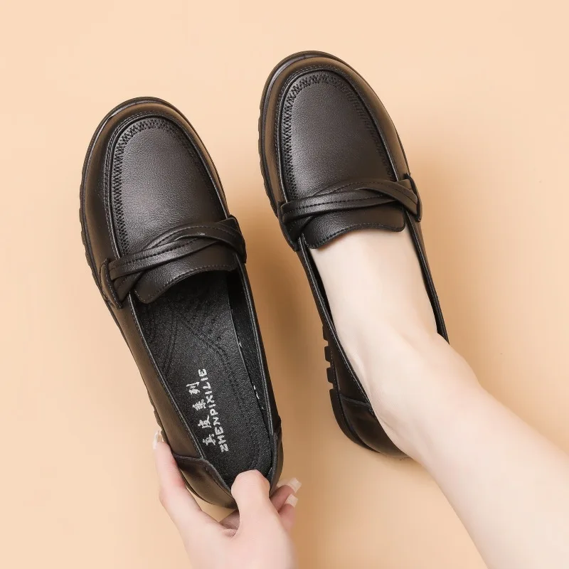 

Spring Leather Women's Flat Shoes Women Breathable Slip On Casual Shoes Mother Shoes Plus Size Walking Shoes 35-42