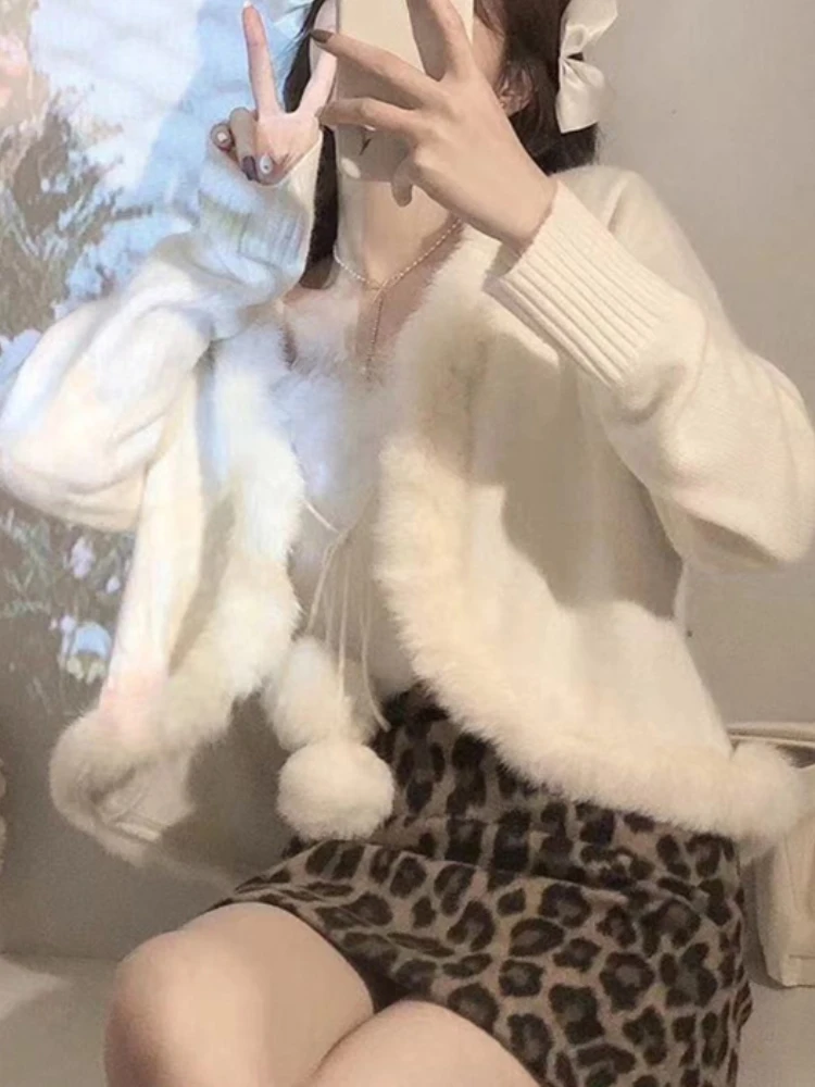 

Женский костюм-тройка из шерстяного кардигана и мини-юбки с леопардовым принтом