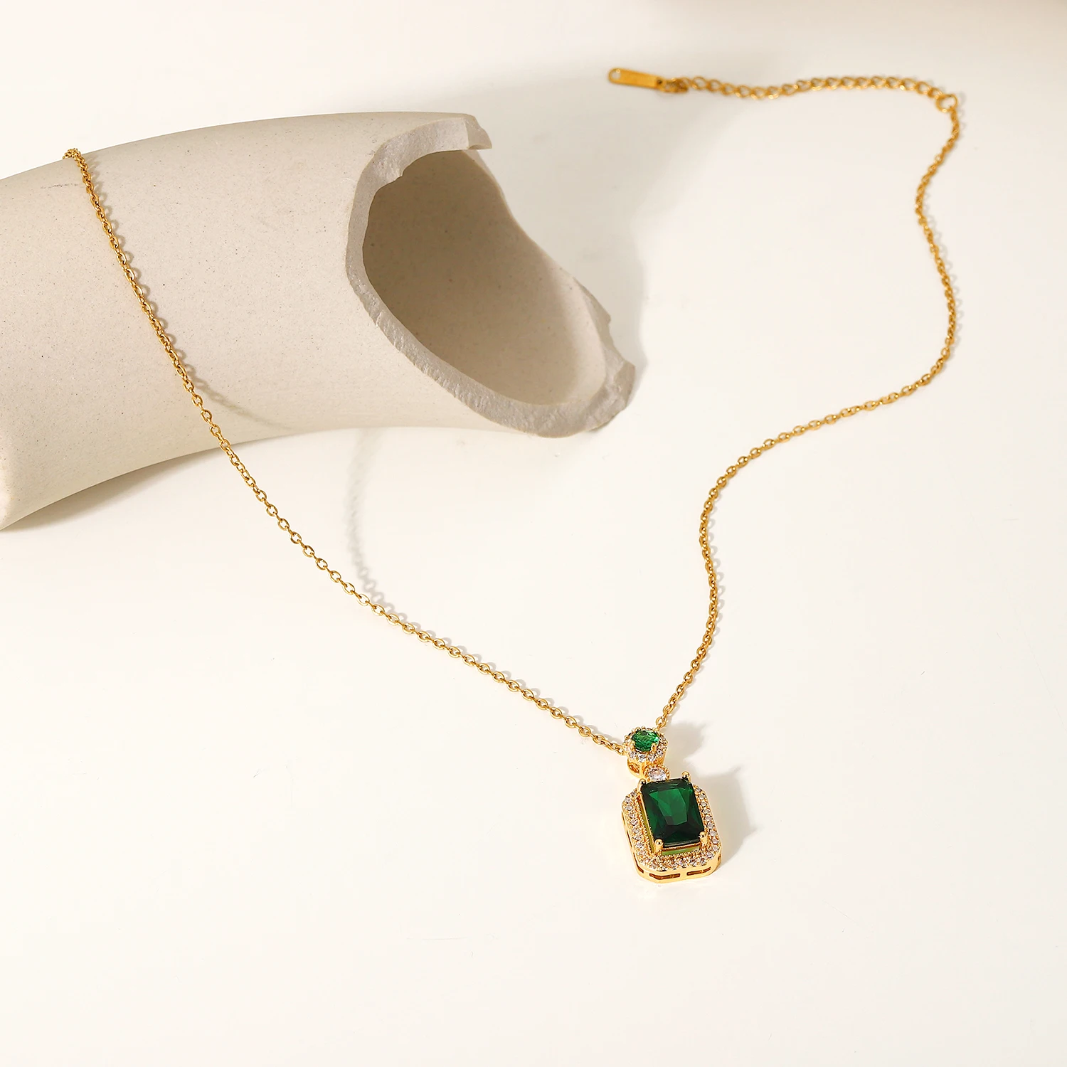 Ожерелье из нержавеющей стали с изумрудом и кубическим цирконием цепочка