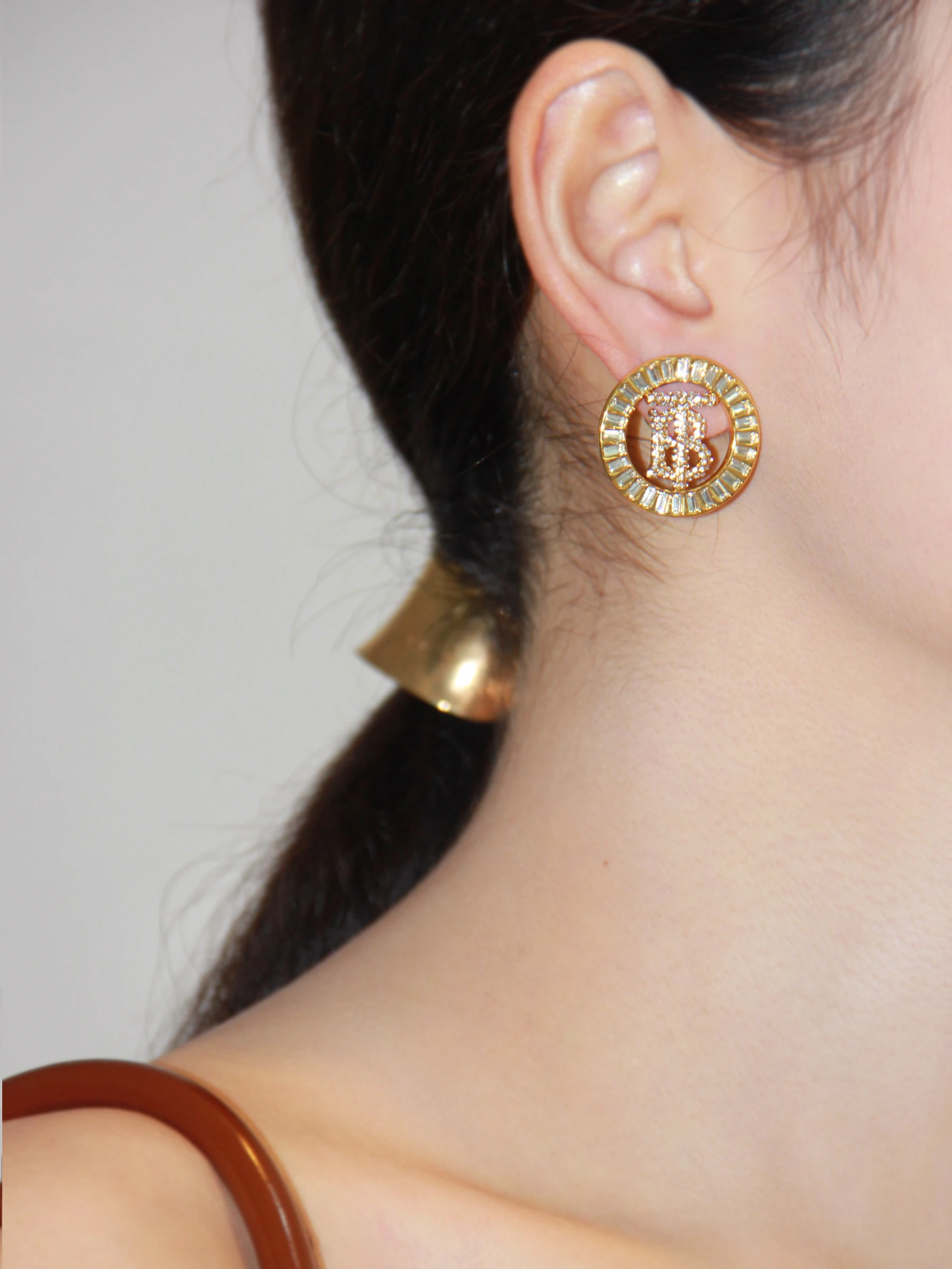 

Круглые контрастные крупные шикарные серьги-гвоздики