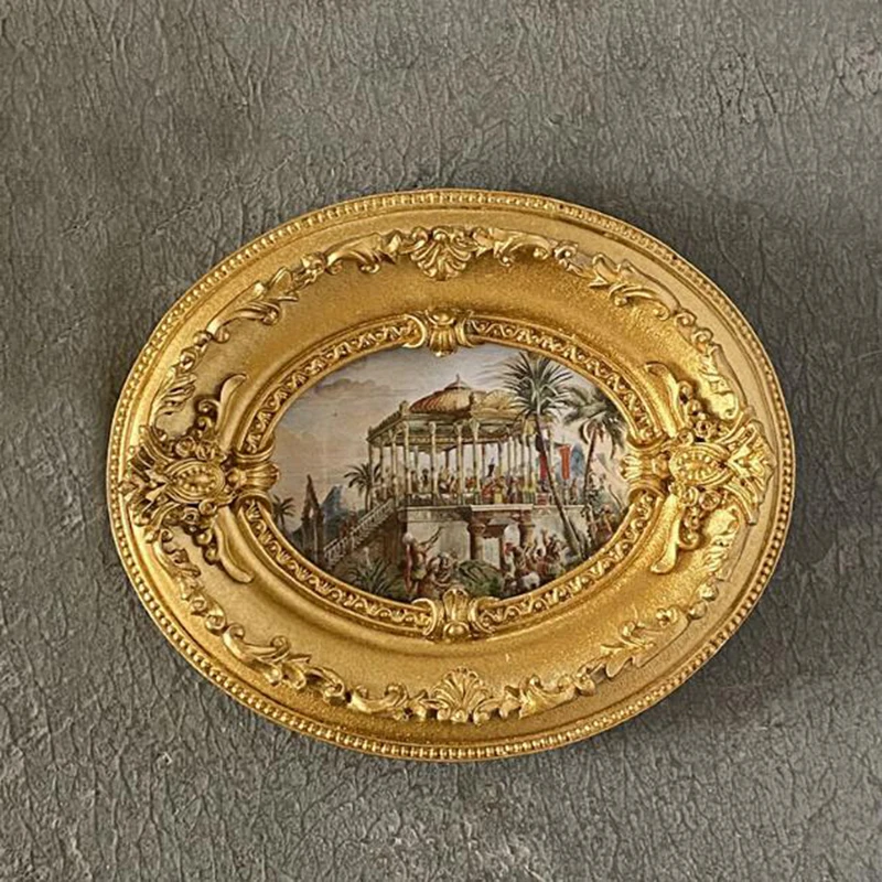 

Золотая рамочка для фото в форме сердца