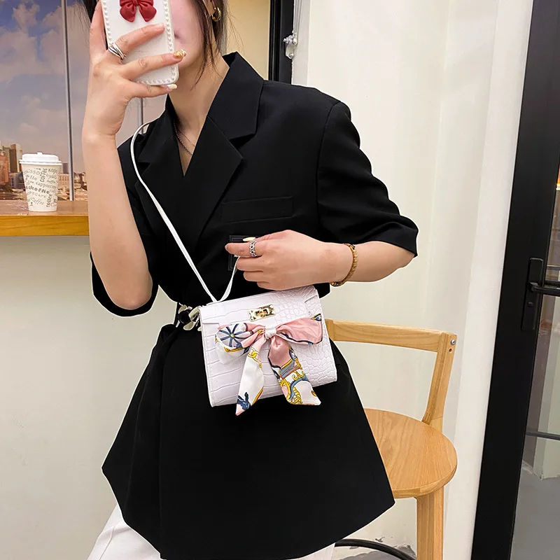 

2022 Women's Fashion Handbags Retro Solid Color PU Leather Shoulder Underarm Bag Silk Scarf Women Hobos Handbags Crossbody Bags