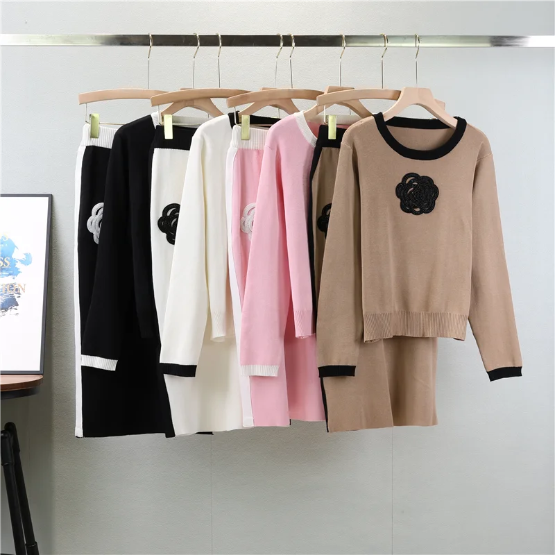 Женский вязаный комплект с юбкой