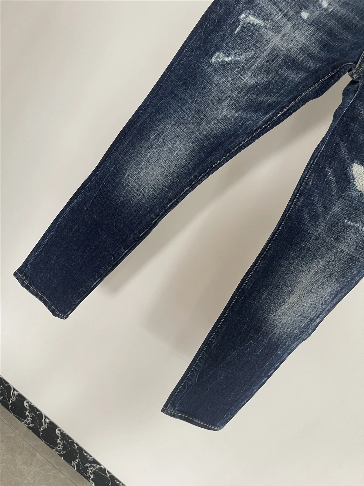 Весна и лето 2024 новые модные мужские потертые синие повседневные джинсы