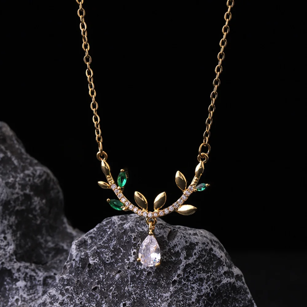 

Forest Elf Wind Emerald Deer Horn Pendant Women's Necklace Jewelry Women's Cool and High Grade Titanium Steel Lock Bone Chain