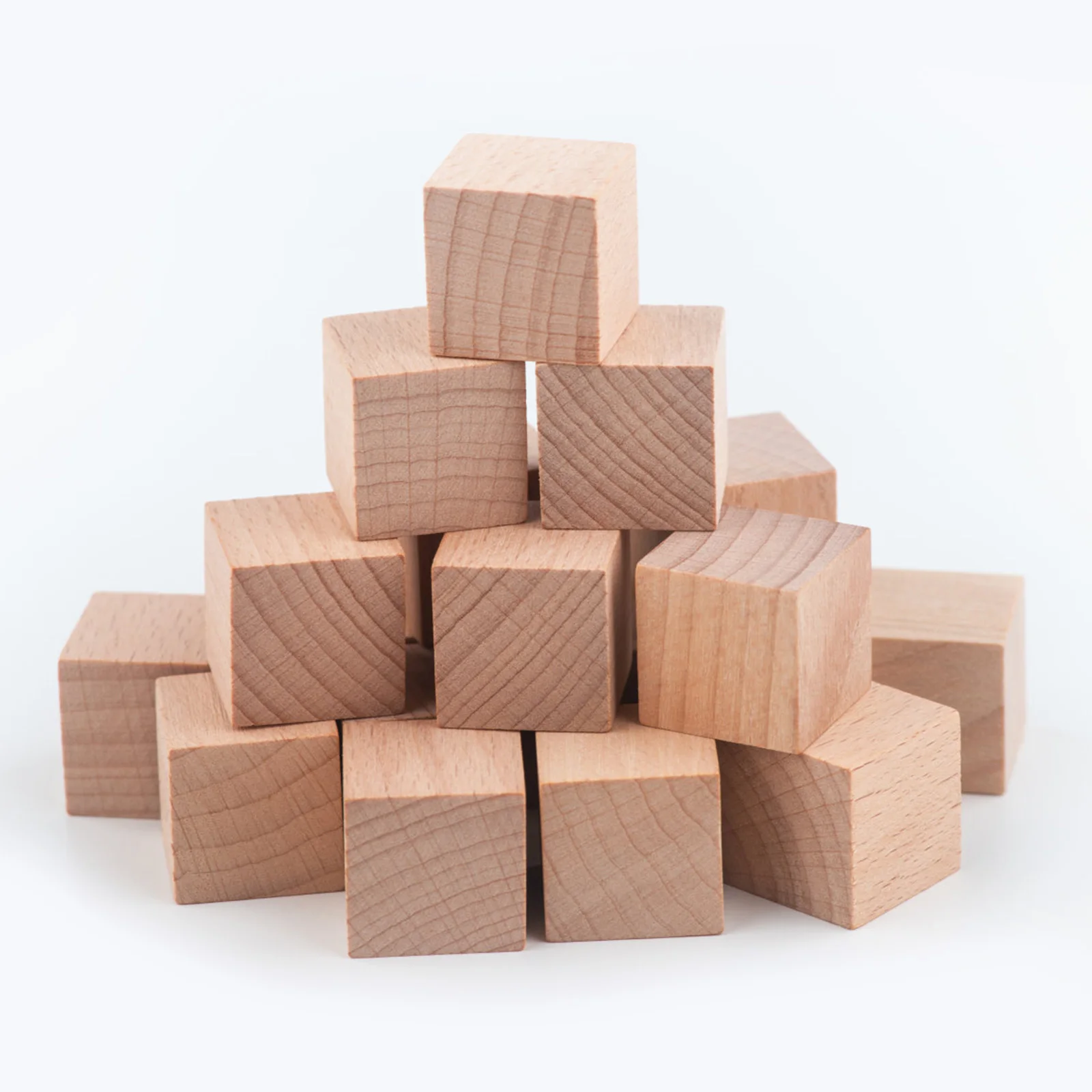 Необработанные деревянные кубические блоки для поделок своими руками.