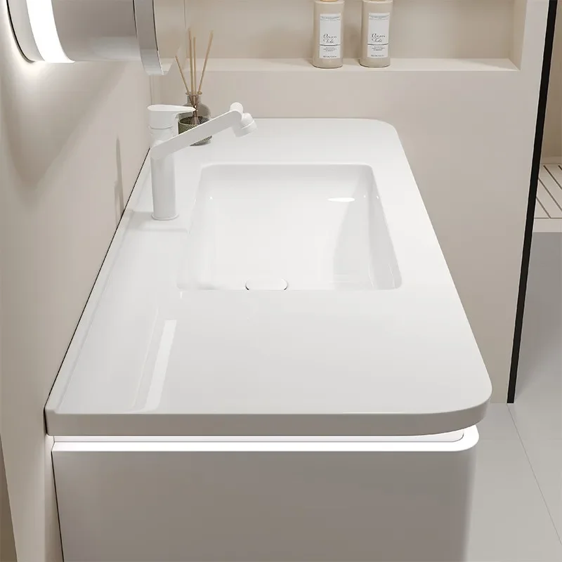 Шкаф для хранения в ванной комнате закрытый унитаз умывальник настенная аптека