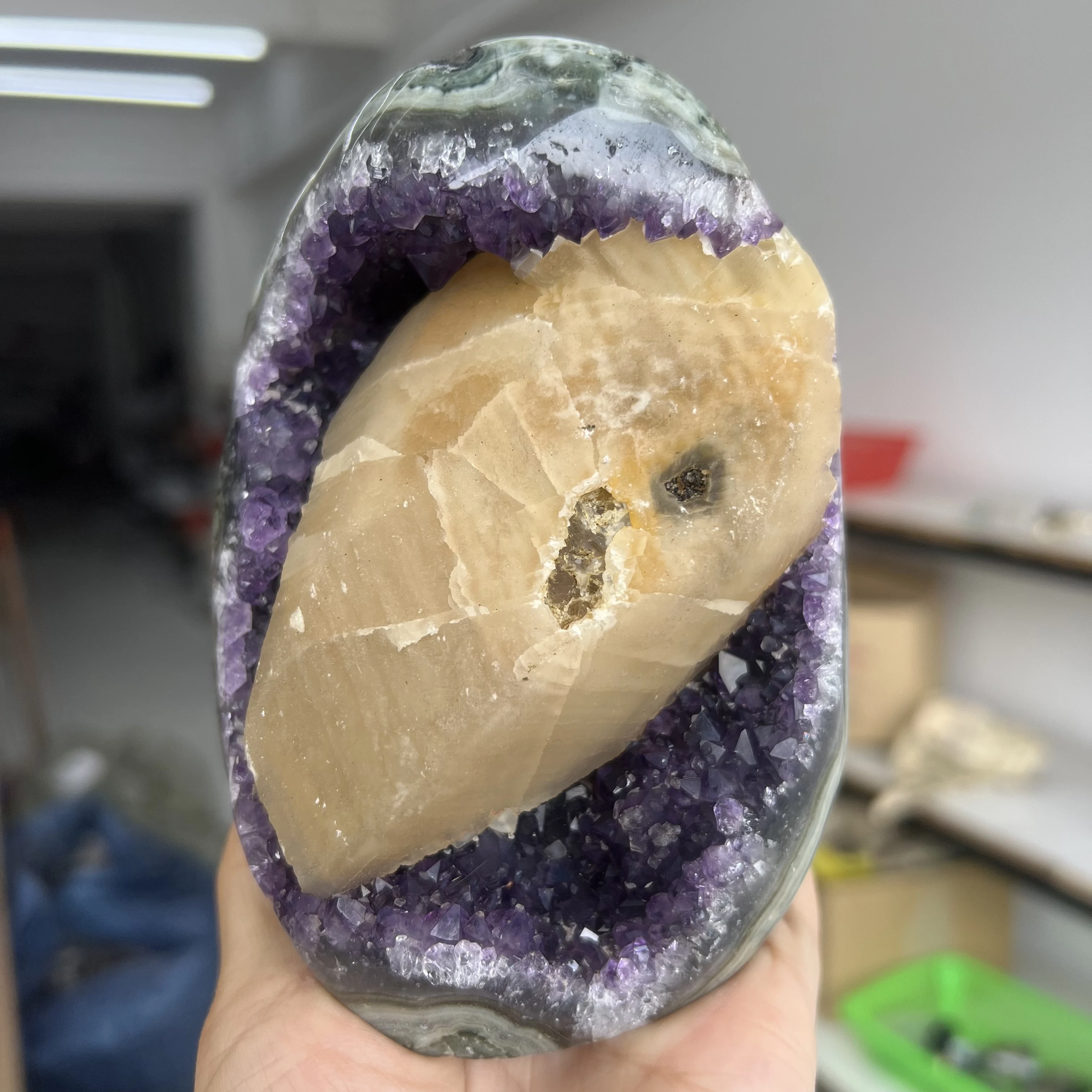 

Натуральный аметистовый кристаллический кластер из Уругвая