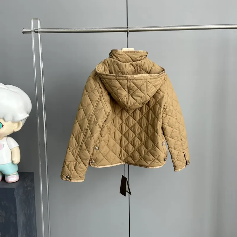 Рисунок 3 - Женская однотонная куртка на хлопковом наполнителе