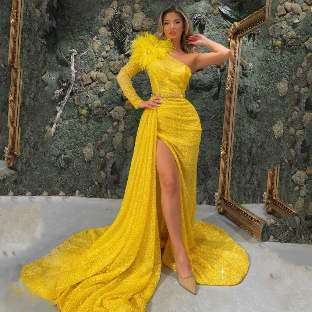 

2023 Yellow Charming Mermaid Evening Dresses One Shoulder Long Sleeve Feathers High Split Slit Women Prom Pageant Party Gowns