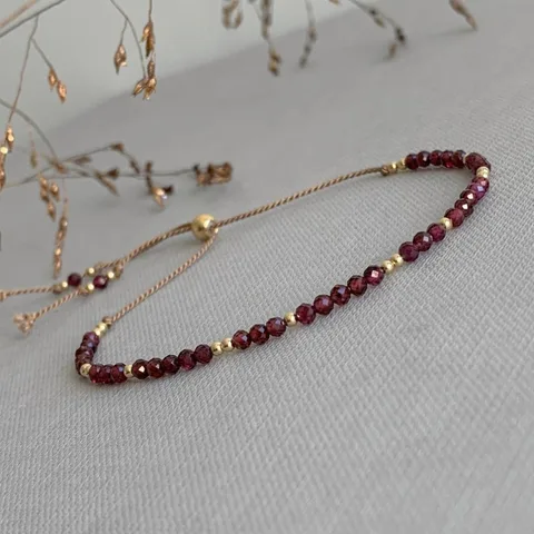 Браслет с гранатом из шелкового шнура