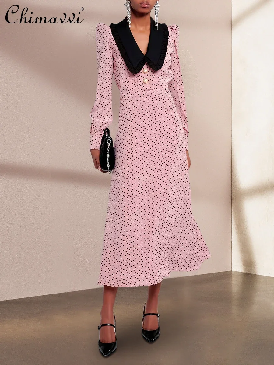 Женское приталенное платье во французском стиле розовое с принтом в виде сердца