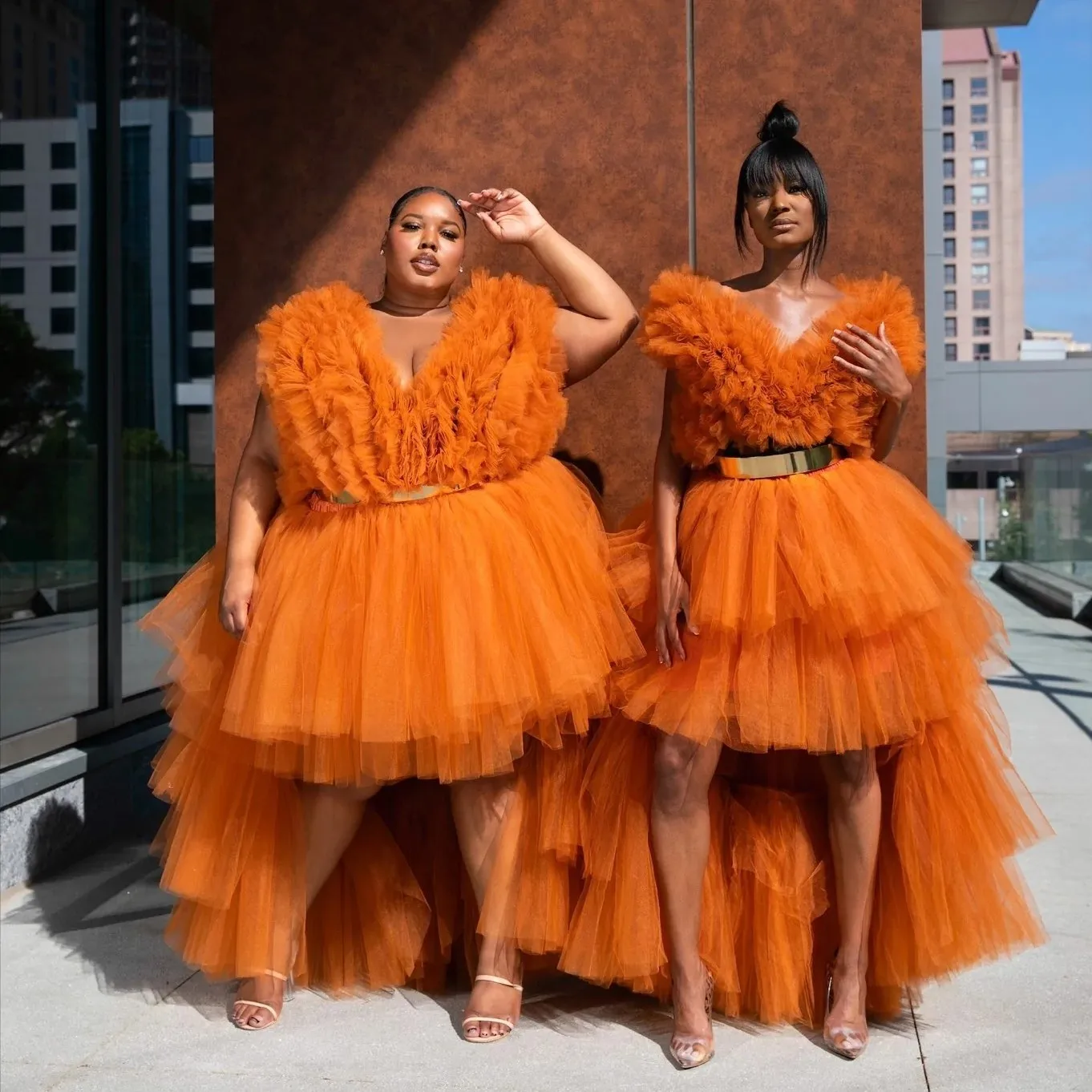 

High Low Tiered Prom Gowns Lush robes de soirée Long Prom Dresses V Neck Ruffle Aymmetrical Sexy Party Dress No Sash