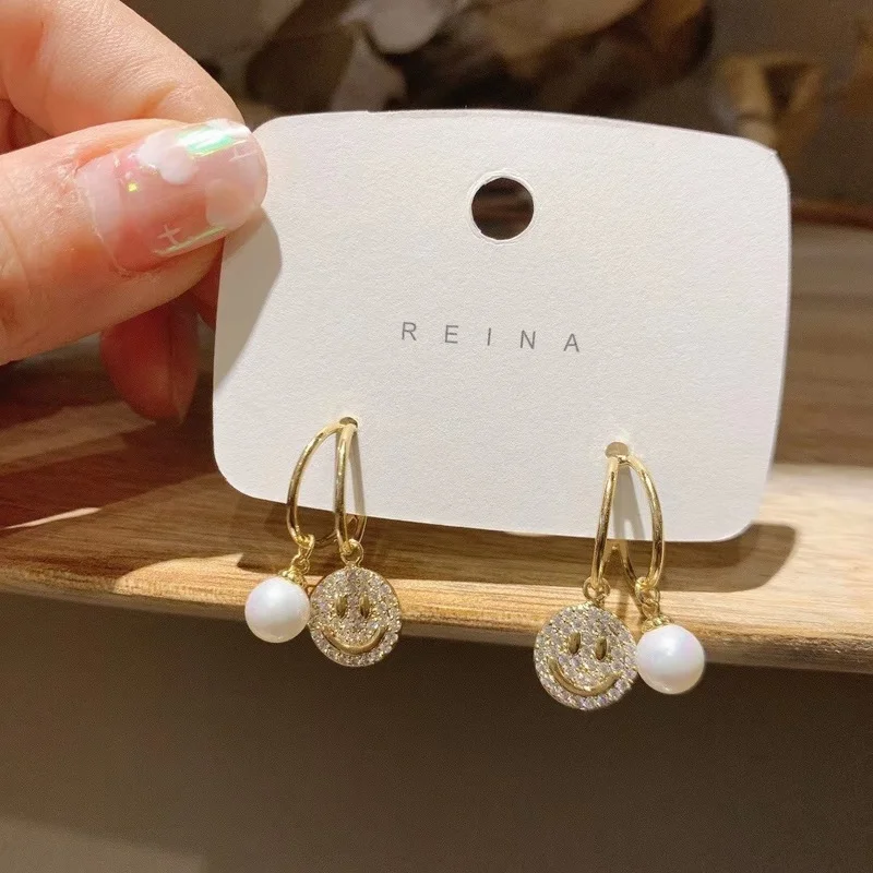 

Fashion golden smiley face pendant earrings women's diamond pendant earrings white round pearl earrings birthday party jewelry
