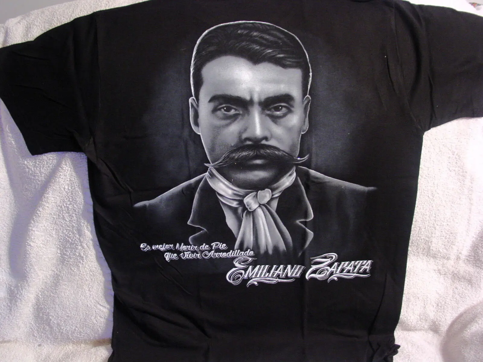 ФУТБОЛКА EMILIANO ZAPATA ES MEJOR MORIR DE PIE QUE VIVIR ARRODILLADO MEXICO