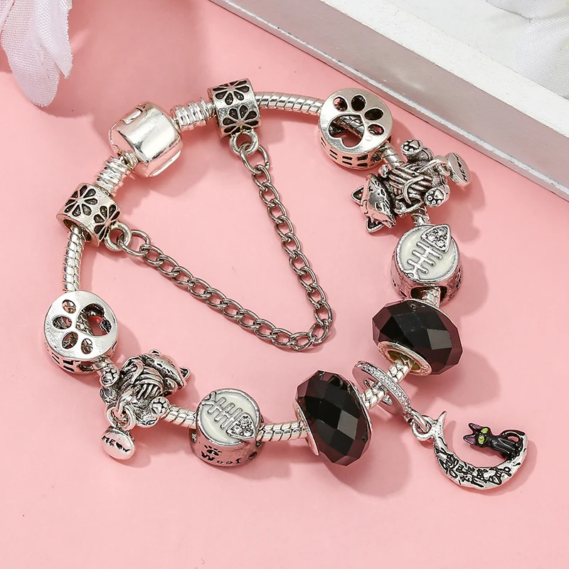 Женский браслет с подвеской в виде сушеных рыбок и кошек