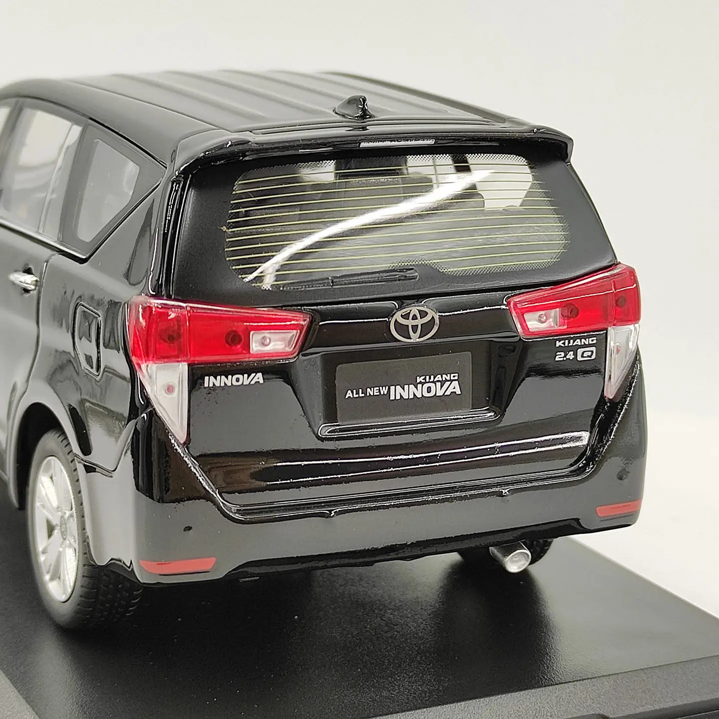 Фото Масштабная модель 1:32, литая из сплава, черная Toyota Kijang Innova MPV, коллекционная классическая ностальгическая модель автомобиля, подарок для взрослых, сувенир, статическая модель для демонстрации №2
