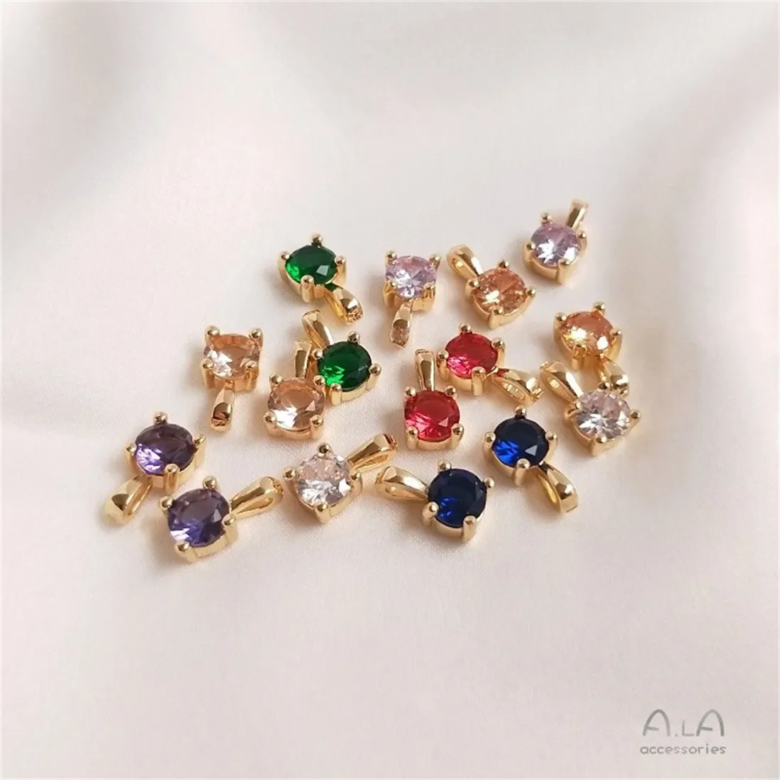 Маленький кулон из 14-каратного настоящего золота с инкрустацией цирконием и