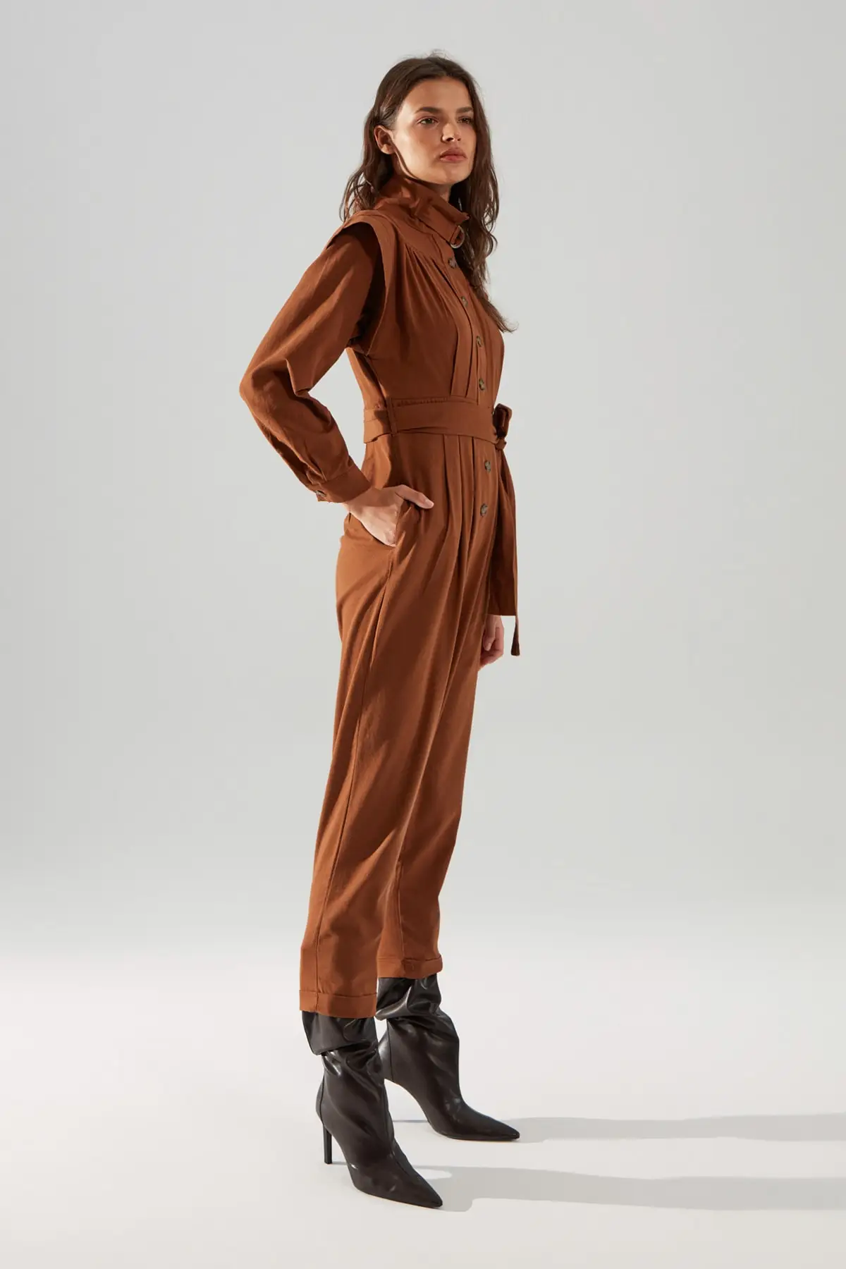 Коричневый комбинезон на пуговицах с поясом |