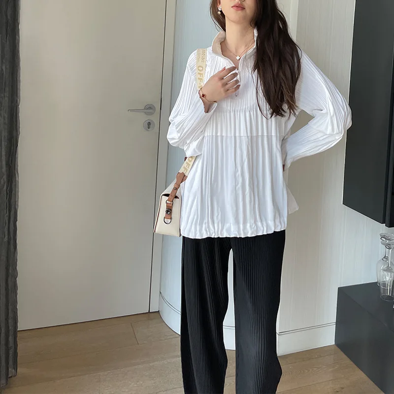 

Женская плиссированная футболка с воротником-стойкой и длинными рукавами