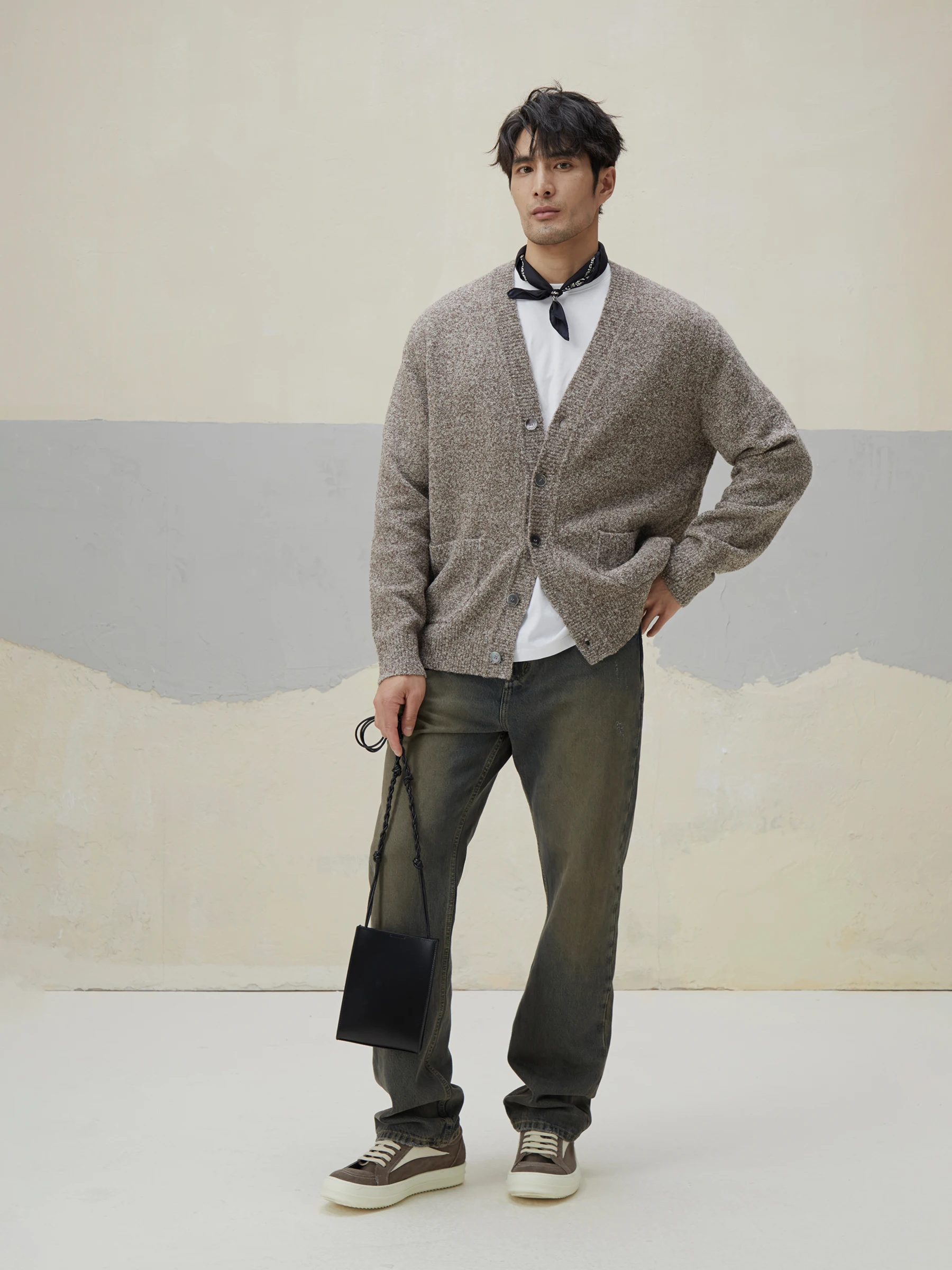 Мужской однобортный трикотажный кардиган Lezora черный с цветочным принтом из