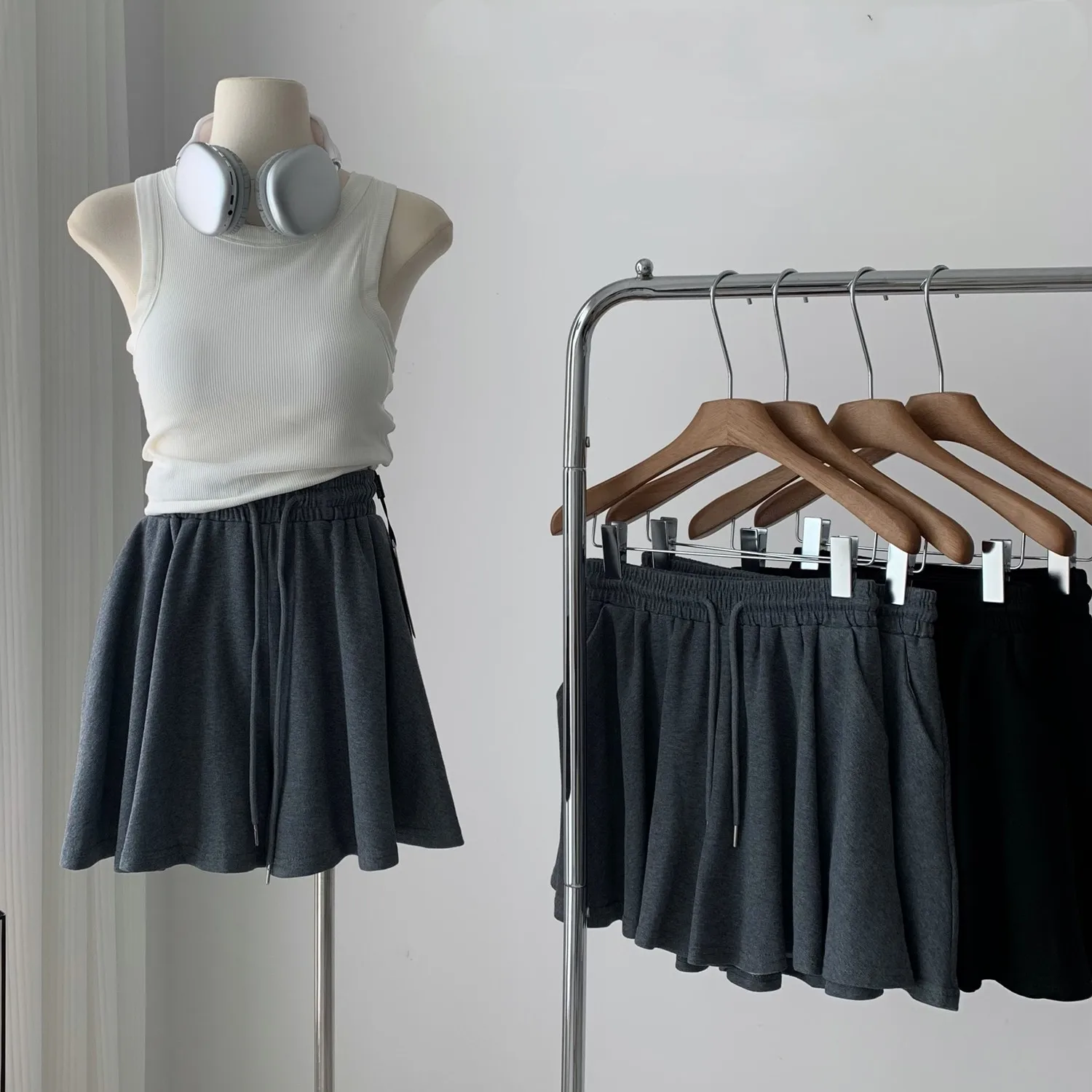 

Lauri Laki Casual Sports Shorts Solid Color Loose Jogger Elastic Waist Wide Leg Shorts 2023