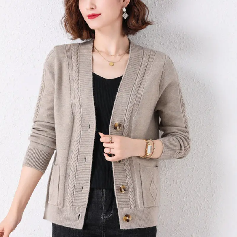 

2023 New Spring and Autumn Fashion Trend Simple and Generous Splicing Pockets Casual Loose Solid Color Women's Cardigan Sweater