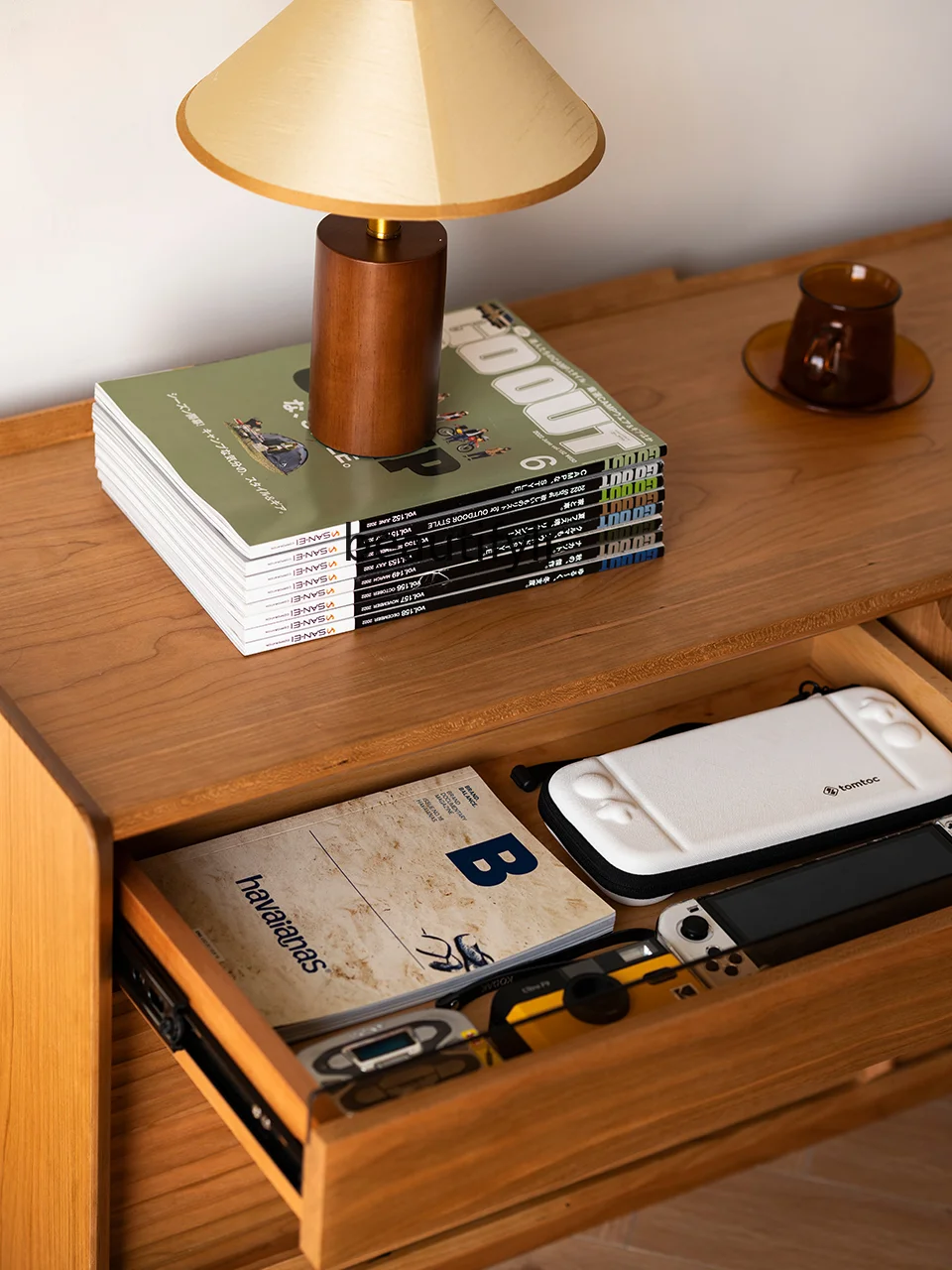 Шкаф для телевизора Streamer из массива дерева в скандинавском и японском стиле