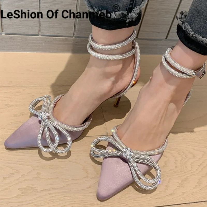 

Женские атласные шелковые сандалии Leshion Of Chanmeb, туфли на высоком каблуке-шпильке с пряжкой на щиколотке с кристаллами и бантом, элегантные женские сандалии с закрытым носком