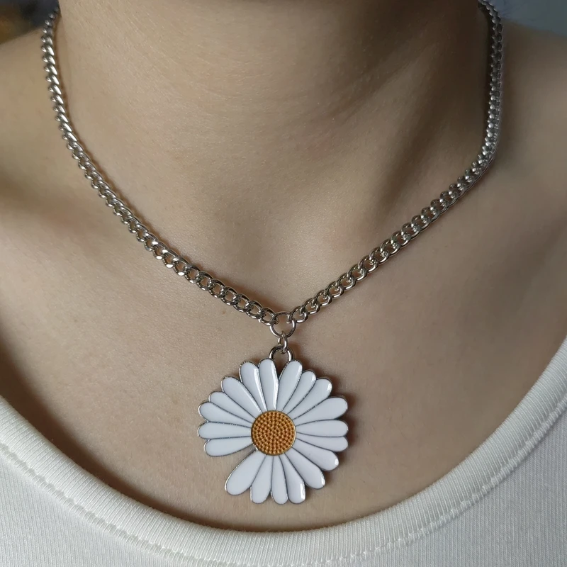 

2022 New Hip Hop Gothic Punk Small Fresh Long Necklace Daisy Pendant Exquisite Necklace Ladies Party Birthday Gift Jewelry