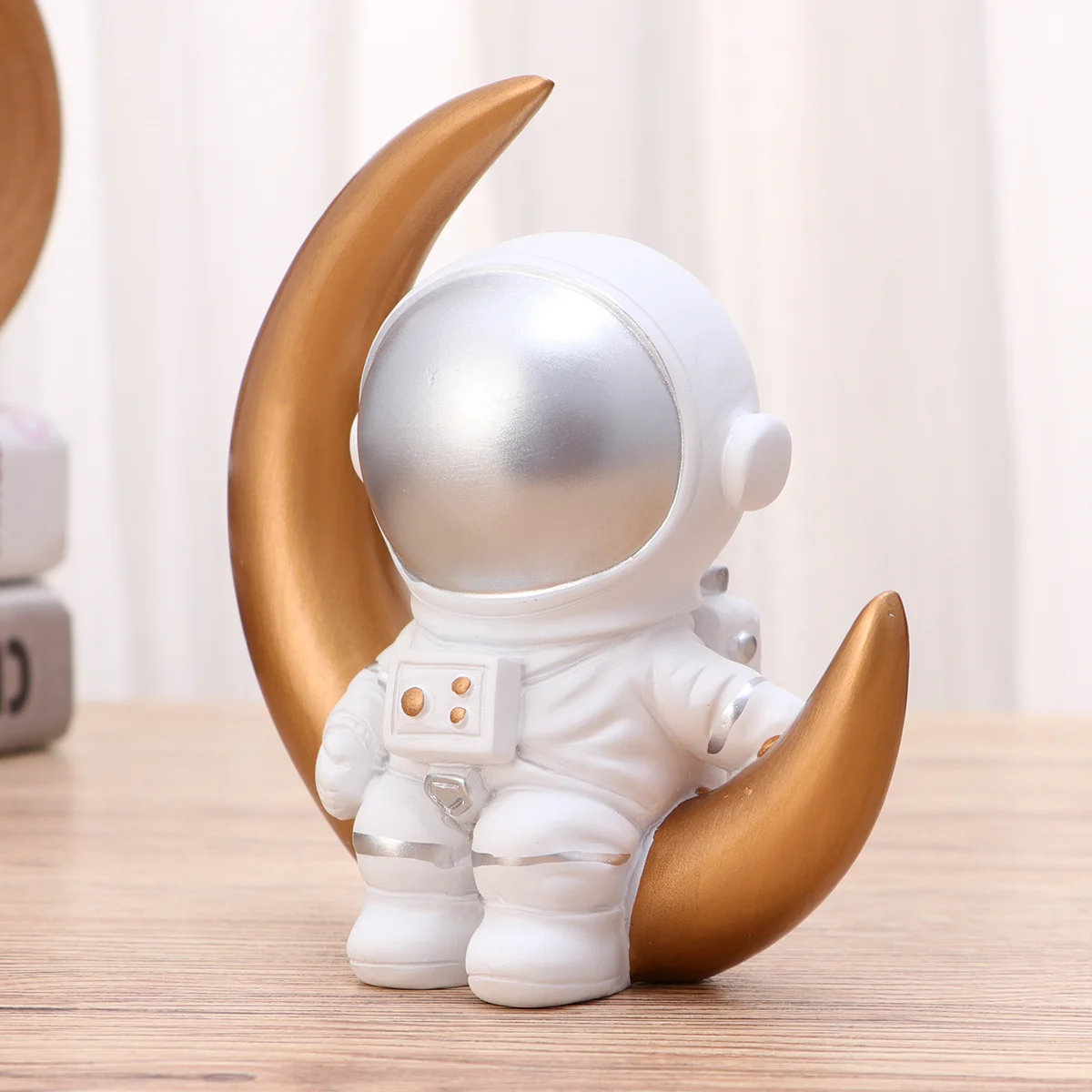 

Astronaut Ornament Astronaut Decor Astronaut Figurine Ornament Cake Resin Craft Moon Ornament Cake Decor Cake Astronaut Ornament