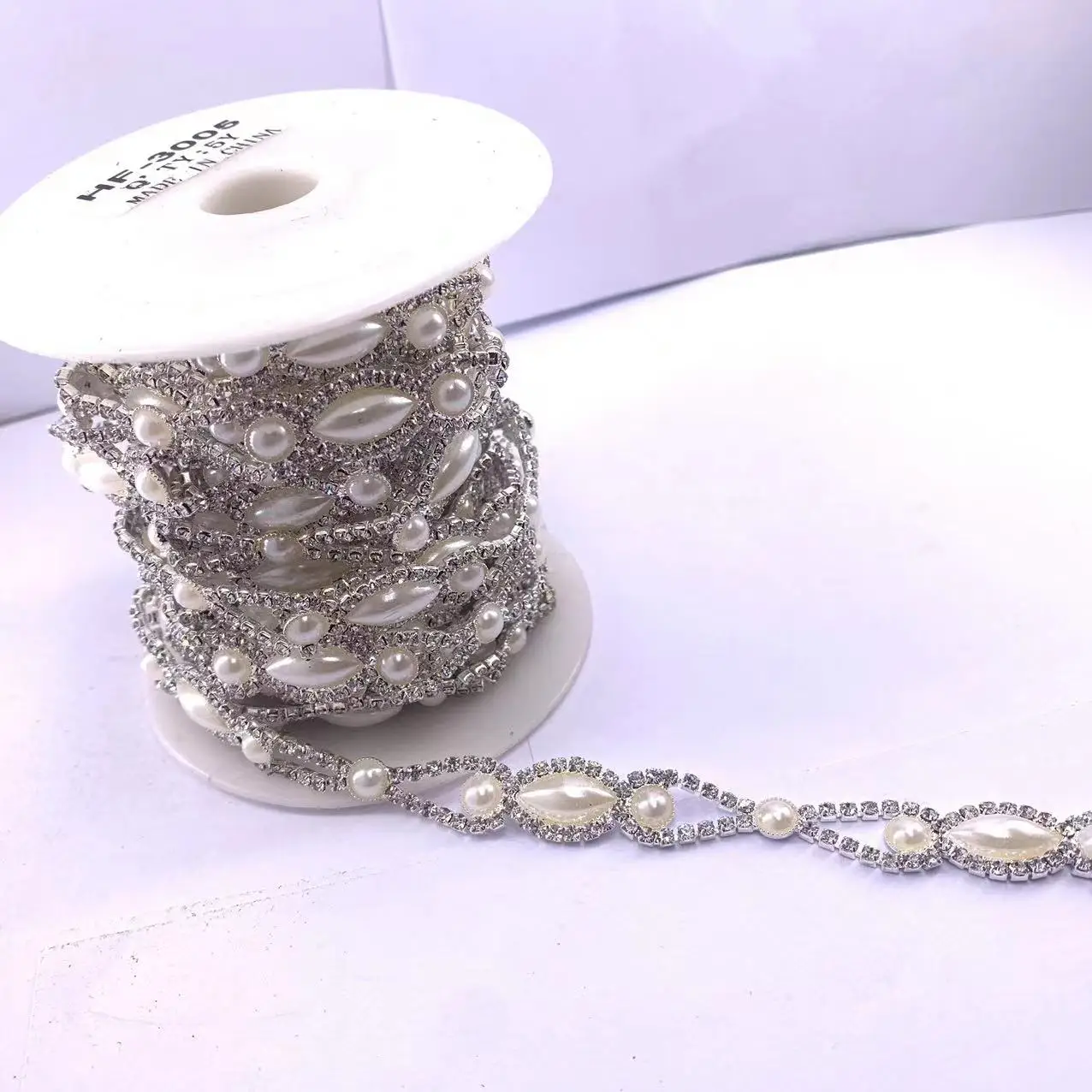 

Factory Hot Sale 1 Yard Meter-Shaped Pearl Crystal Rhinestone Decorative Metal Chain Ribbon For Dresses, Bags, Shoes Accessories