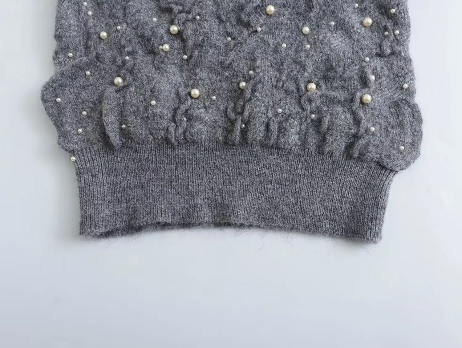 Женский трикотажный свитер с жемчугом и бусинами серого цвета