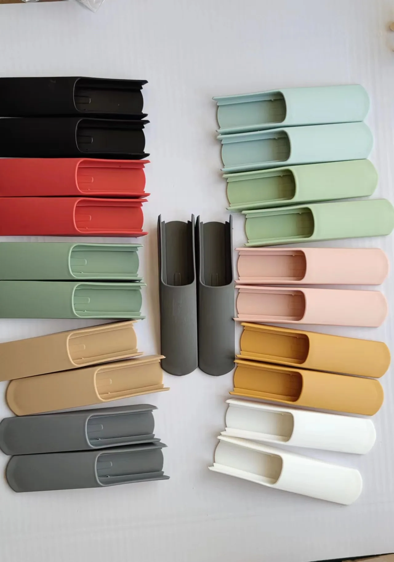 Стул для обеда Ins с длинной поддержкой ног и расширенными защитными аксессуарами, а также стол Tripp Trapp.