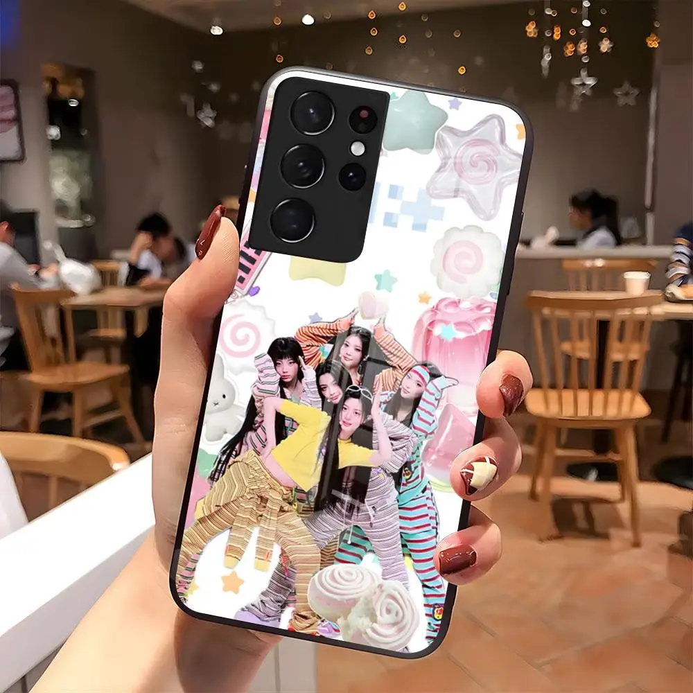 Фото Чехол для телефона KPOP I-ILLIT для Samsung S26 S25 S24 FE S23 S22 S21 Plus S20 Ultra Note20Ultra, черный стеклянный чехол №2