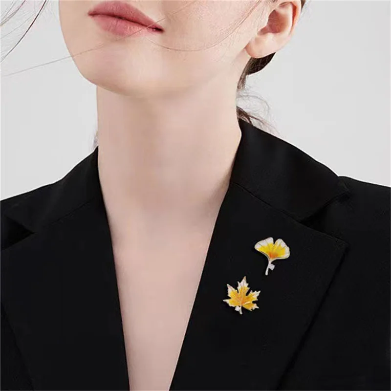 

Korean Zircon Maple Leaf Brooches Temperament Exquisite Leaves Collar Lapel Brooch Pins Lovely Denim Backpack Badge Jewelry Gift