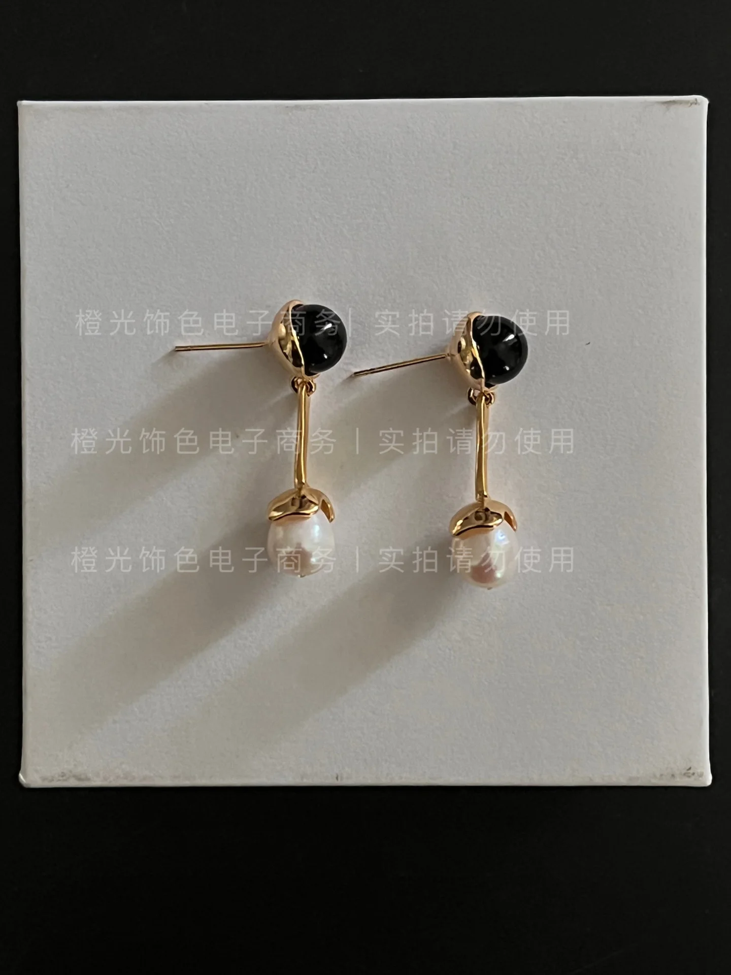 

2023 Korean boss needs earrings made of black agate paired with freshwater pearl genuine stone, a good texture and