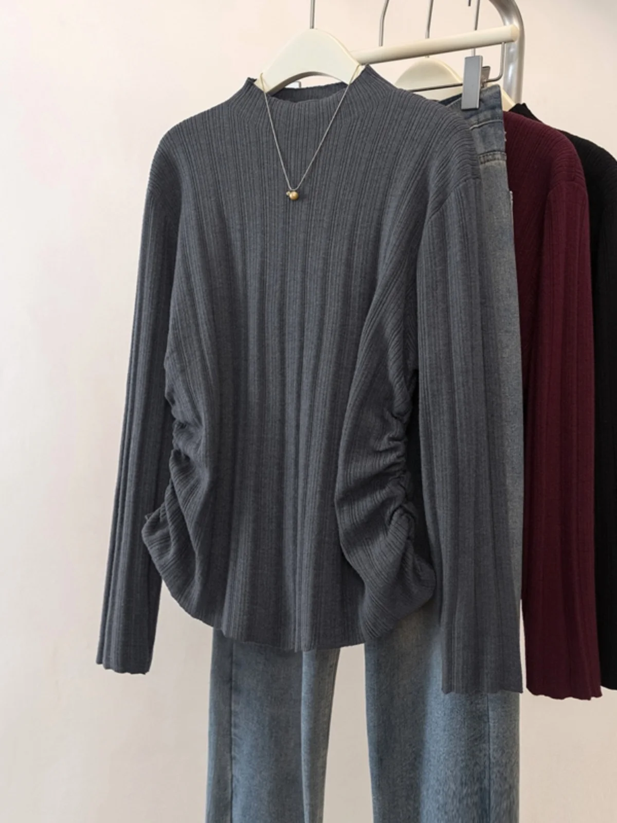 Фиолетовый вязаный свитер с полувысоким воротником и длинными рукавами женский