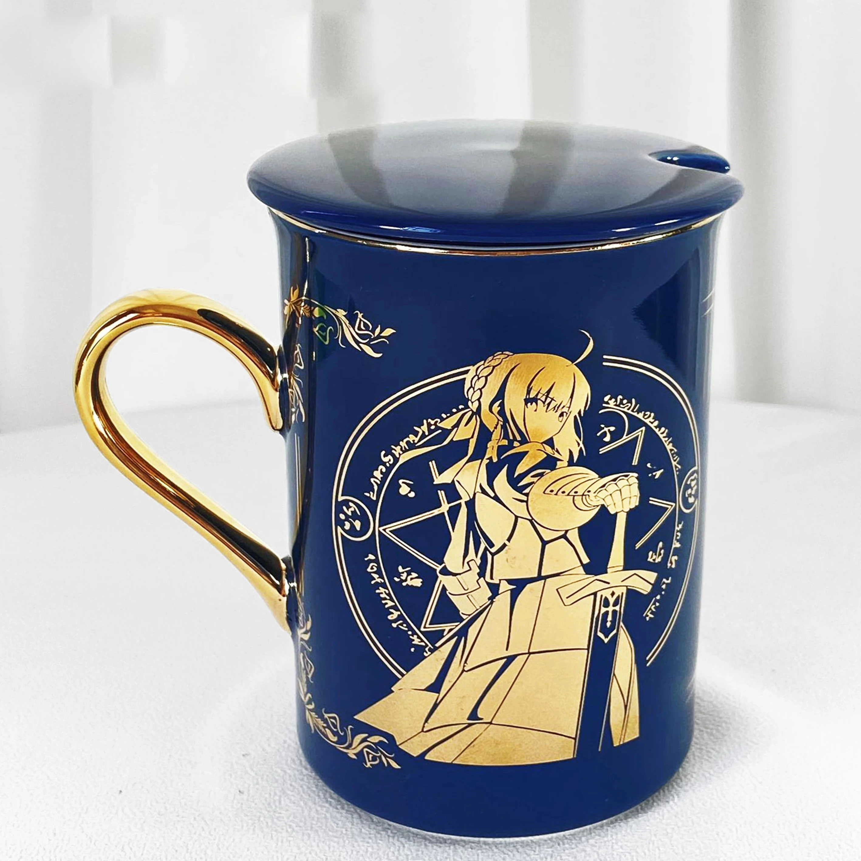 Аниме Фэйт/найт: Тосака Рин Сэйбер Кружка для кофе из керамики с золотым тиснением с ложкой и крышкой для мужчин и женщин, модная, подарочная на Рождество.